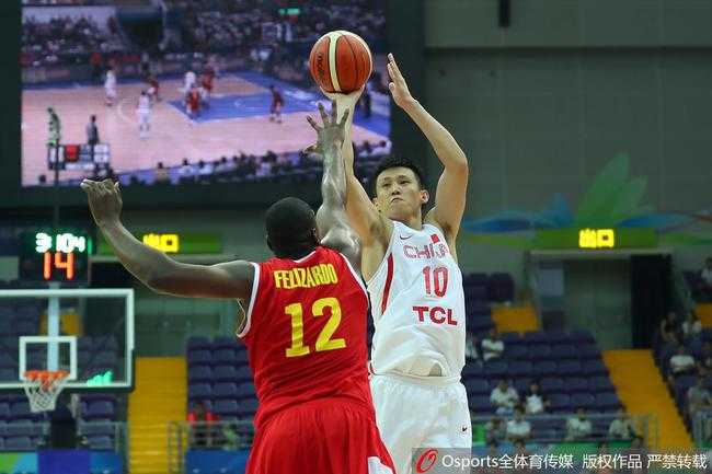 中国U18国青男篮44分狂胜澳大利亚队，三分雨浇灭对手