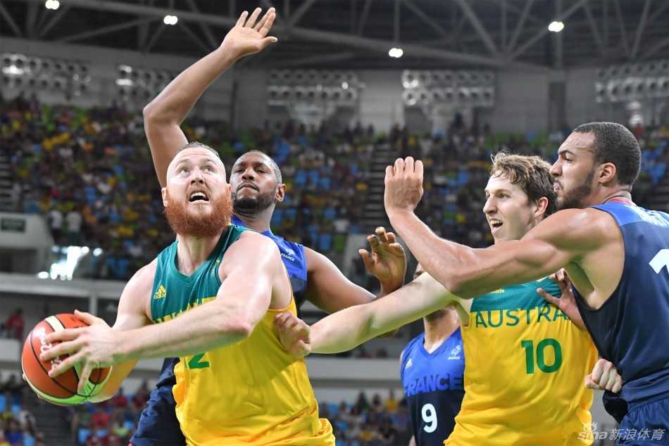 吉鲁双响登顶队史射手王，法国4-1逆转澳大利亚