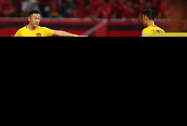 替补2分钟绝平救主！于汉超滑跪致敬传奇，上海德比1-1（25字）