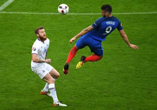 法国2-2冰岛遭逼平，70%控球率难换客场三分