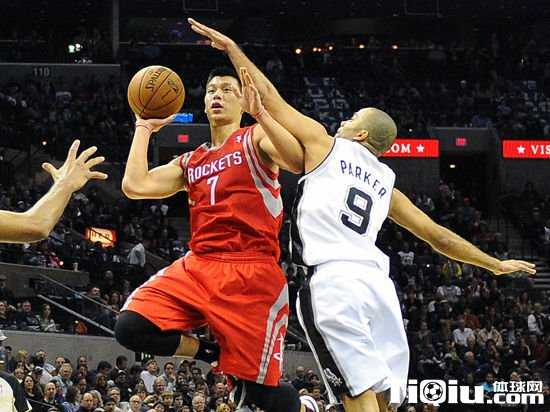 火箭8连胜遭森林狼终结，马刺横扫独行侠锁定62胜