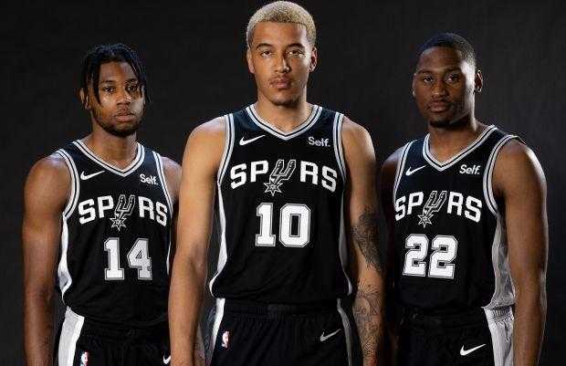 福克斯巴恩斯合砍49分，马刺111-101逆转灰熊夺G1