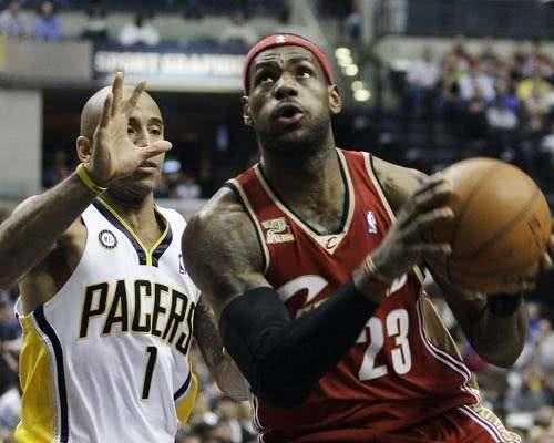 詹姆斯绝杀步行者！40岁老将0.1秒补篮终结三连败