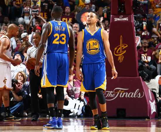 骑士客场118-111力克勇士锁定季后赛，斯特鲁斯关键三分射穿大通中心